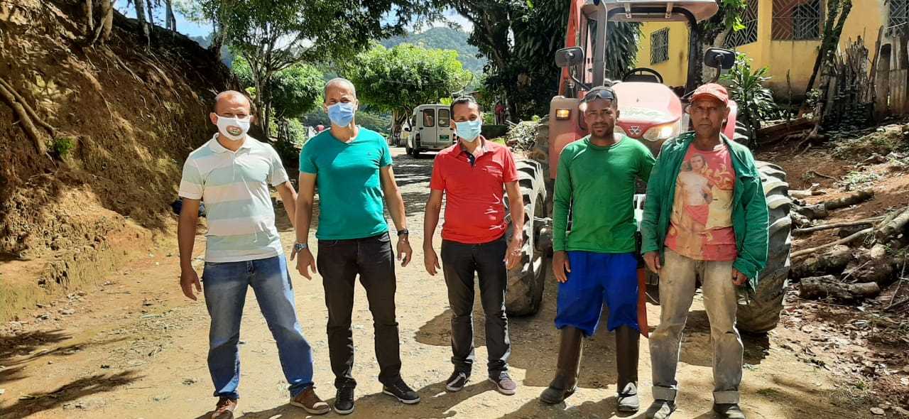 Camacã: A pedido dos vereadores Índio Eventos e Didico Prefeitura faz limpeza da estrada do Novo Itamarati (Biscó)
